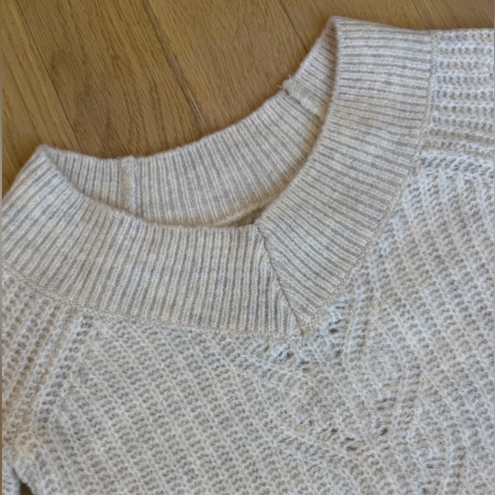 Abercrombie & Fitch Women's V-Neck Cream Sweater Brand New With Tags - Picture 5 of 7
